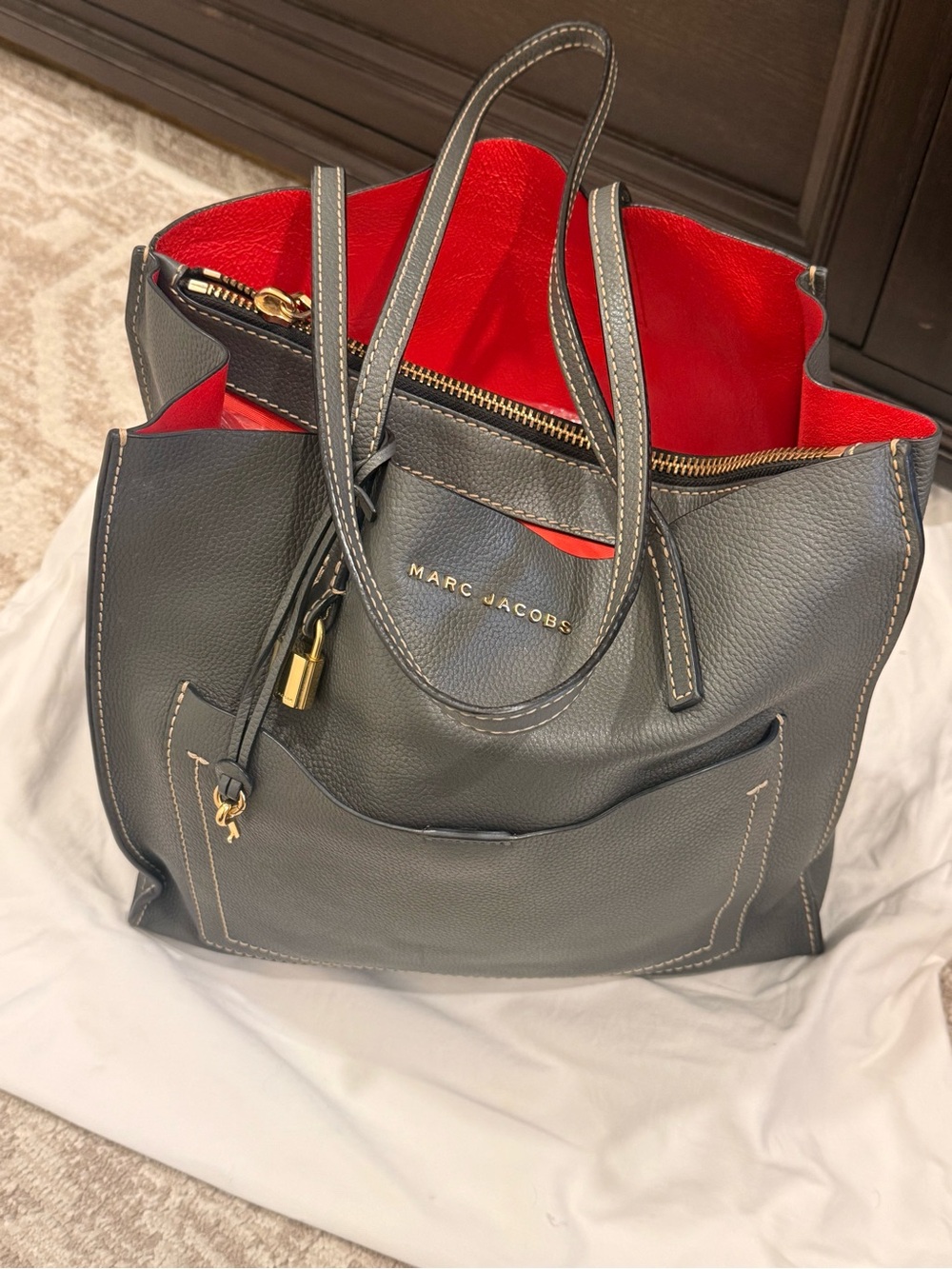 Marc Jacobs The Grind East/West Leather Shopper Tote โ Ghost Gray